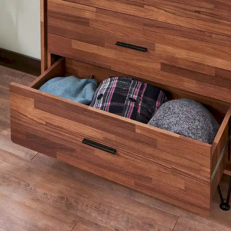 Comporte une commode à cinq tiroirs avec poignées en métal.
