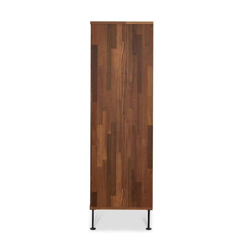 Comporte une commode à cinq tiroirs avec poignées en métal.