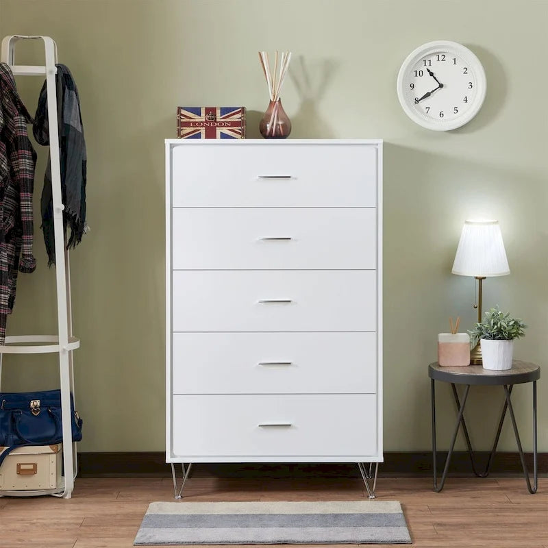 Comporte une commode à cinq tiroirs avec poignées en métal.
