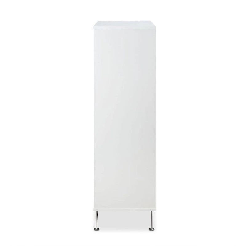 Comporte une commode à cinq tiroirs avec poignées en métal.