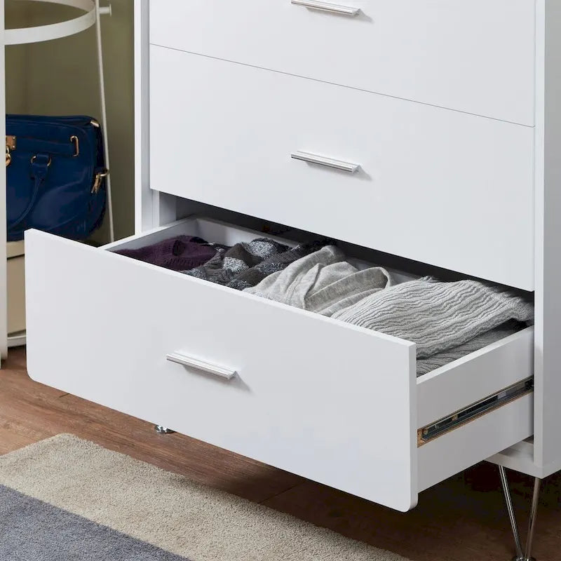 Comporte une commode à cinq tiroirs avec poignées en métal.